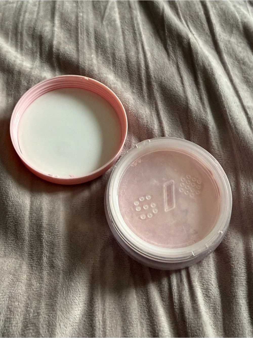 Glossier One Size Ultra Pink face setting powder